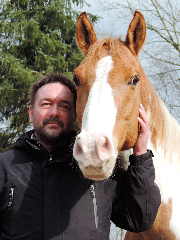 Carsten Paris mit seinem Paint-Horse-Wallach